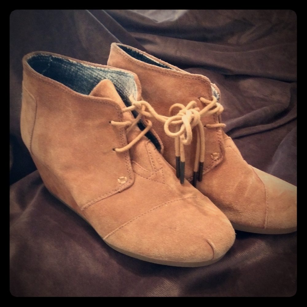 Womens Toms Wedges in Beige Suede size 8.5